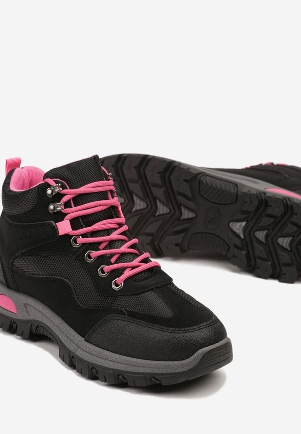 Renee - Czarno-Fuksjowe Buty Trekkingowe Trapery Vices Ozdobione Geometrycznym Motywem Anarisse. Okazja: na co dzień. Kolor: czarny. Materiał: jeans. Wzór: geometria, aplikacja. Styl: casual, elegancki