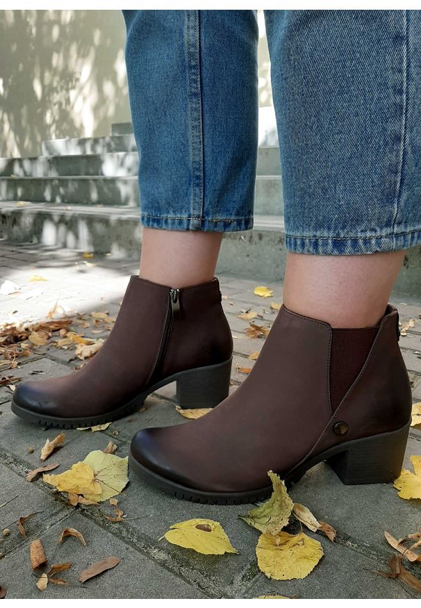 Inna - Botki sztyblety skórzane z ozdobą na boku brązowe Clasicco. Kolor: brązowy. Materiał: skóra. Wzór: aplikacja. Sezon: jesień. Obcas: na obcasie. Styl: elegancki, klasyczny. Wysokość obcasa: średni