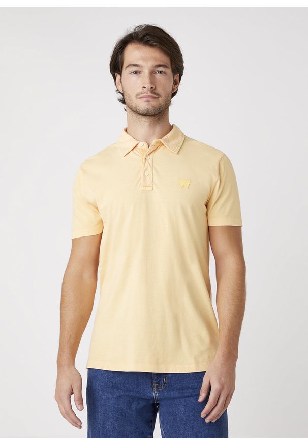 Wrangler - MĘSKI T-SHIRT WRANGLER SS GD POLO LOVELY MANGO W7ANDBA11. Typ kołnierza: polo