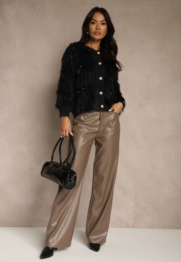 Renee - Czarny Kardigan z Dzianiny z Wełną Imitującą Pióra z Perłowymi Guzikami Meviatta. Kolor: czarny. Materiał: dzianina, wełna. Styl: glamour