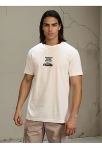 Sinsay - Bawełniana koszulka z napisem - kremowy. Kolor: kremowy. Materiał: bawełna. Wzór: napisy