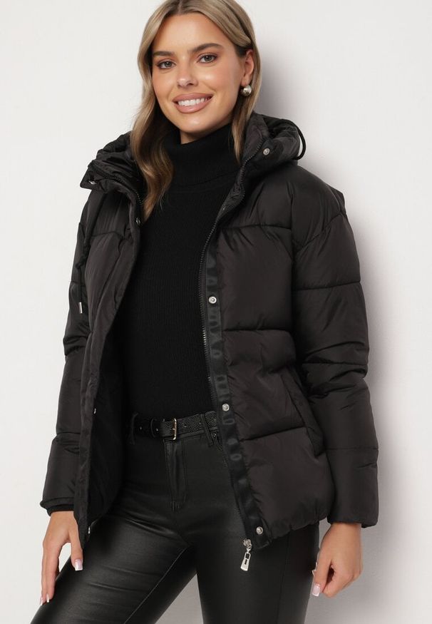 Born2be - Czarna Pikowana Kurtka o Pudełkowym Kroju z Kapturem i Kieszeniami Alissan. Typ kołnierza: kaptur. Kolor: czarny. Materiał: jeans. Sezon: zima