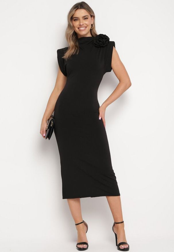 Born2be - Czarna Sukienka Midi Dopasowana z Ozdobną Broszką w Kształcie Kwiatka Agnolia. Kolor: czarny. Wzór: kwiaty. Styl: klasyczny. Długość: midi