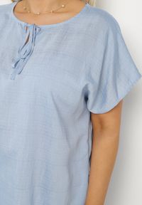 Born2be - Niebieska Bluzka z Wiskozą Wiązana przy Dekolcie Dovarelle. Okazja: na co dzień. Kolekcja: plus size. Kolor: niebieski. Materiał: wiskoza. Długość rękawa: krótki rękaw. Długość: krótkie. Styl: casual, elegancki #6