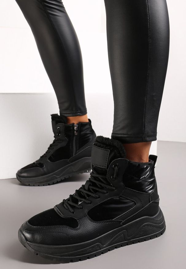 Renee - Czarne Ocieplone Sneakersy z Cholewką za Kostkę Antoun. Nosek buta: okrągły. Zapięcie: zamek. Kolor: czarny. Szerokość cholewki: normalna. Wysokość cholewki: za kostkę. Materiał: materiał, futro. Sezon: zima, jesień. Obcas: na obcasie. Wysokość obcasa: niski