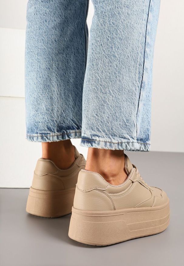 Renee - Ciemnobeżowe Sneakersy na Platformie Ozdobionej Tłoczeniem Vaiviera. Okazja: na co dzień, na spacer. Kolor: beżowy. Materiał: jeans. Wzór: aplikacja. Obcas: na platformie. Sport: turystyka piesza