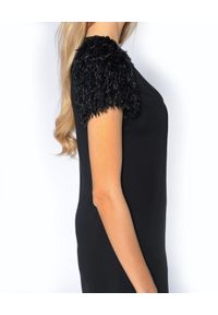 CRISTINAEFFE MILANO - Sukienka mini z ozdobnymi rękawami. Kolor: czarny. Materiał: futro, materiał. Typ sukienki: dopasowane, rozkloszowane. Styl: klasyczny. Długość: mini #2