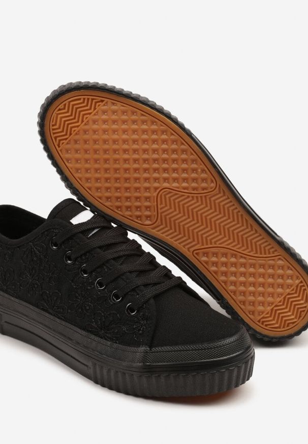 Born2be - Czarne Casualowe Trampki z Cholewką Zdobioną Haftem Meppna. Okazja: na co dzień. Kolor: czarny. Materiał: jeans. Szerokość cholewki: normalna. Wzór: haft, aplikacja. Obcas: na płaskiej podeszwie. Styl: casual