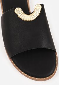 Renee - Czarne Klapki VICES Ozdobione Wycięciami i Metaliczną Aplikacją Genereida. Kolor: czarny. Wzór: aplikacja #4