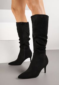 Renee - Czarne Marszczone Kozaki z Imitacji Zamszu na Obcasie Typu Szpilka Rilavira. Okazja: na co dzień. Kolor: czarny. Materiał: zamsz. Obcas: na obcasie. Styl: casual, elegancki. Wysokość obcasa: średni #6