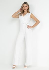 Born2be - Biały Kombinezon z Kopertowym Dekoltem i Wiązaniem w Talii Vannessa. Kolekcja: dla wysokich. Kolor: biały. Materiał: materiał, prążkowany. Długość: długie #3