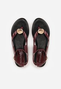 Renee - Bordowo-Czerwone Sandały Japonki z Metaliczną Ozdobą Vikisima. Okazja: na co dzień. Zapięcie: sprzączka. Kolor: czerwony. Wzór: aplikacja. Sezon: lato. Styl: casual #9