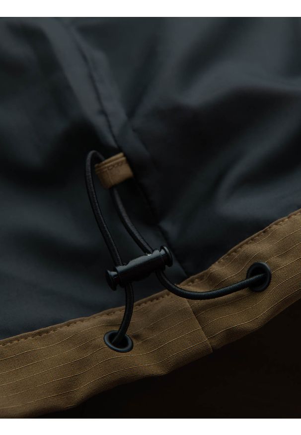 Ombre Clothing - Lekka męska kurtka typu sztormiak z kapturem – brązowa V2 OM-JANP-0191 - XXL. Typ kołnierza: kaptur. Kolor: brązowy. Materiał: guma, materiał, tkanina, poliester. Wzór: napisy, aplikacja, ze splotem
