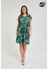 MOODO - Sukienka w tropikalny wzór z wiązaniem w talii zielona. Kolor: zielony