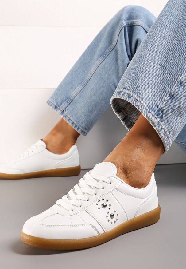 Born2be - Białe Płaskie Sneakersy Sznurowane z Ozdobnymi Nitmi Blosenti. Nosek buta: okrągły. Zapięcie: sznurówki. Kolor: biały. Materiał: materiał. Obcas: na obcasie. Wysokość obcasa: niski