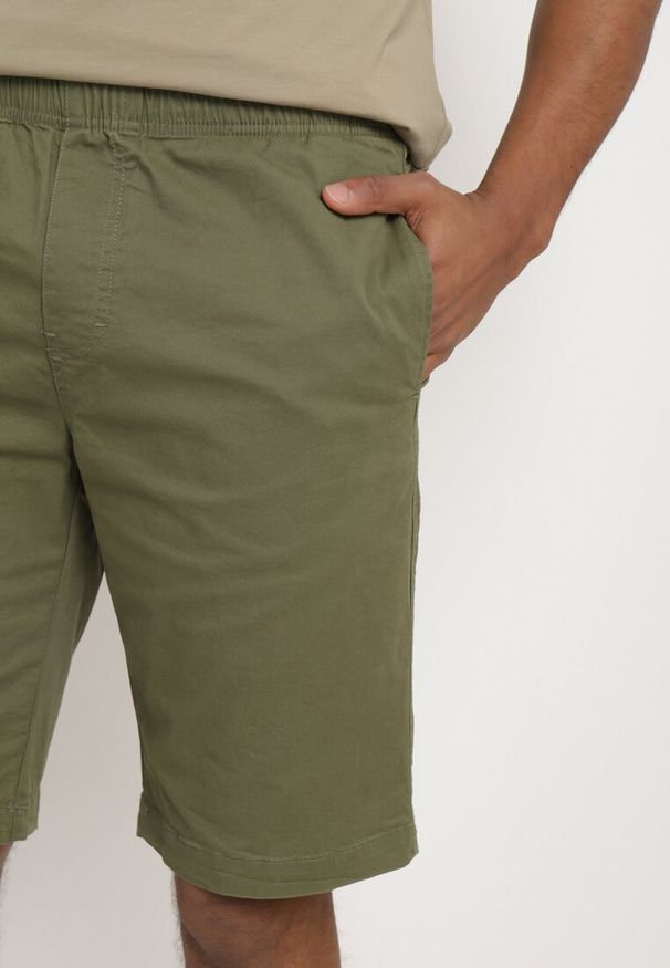 Born2be - Ciemnozielone Klasyczne Szorty z Gumką w Pasie Ściągane Troczkiem od Środka Piofina. Okazja: na co dzień. Kolor: zielony. Sezon: lato. Styl: klasyczny