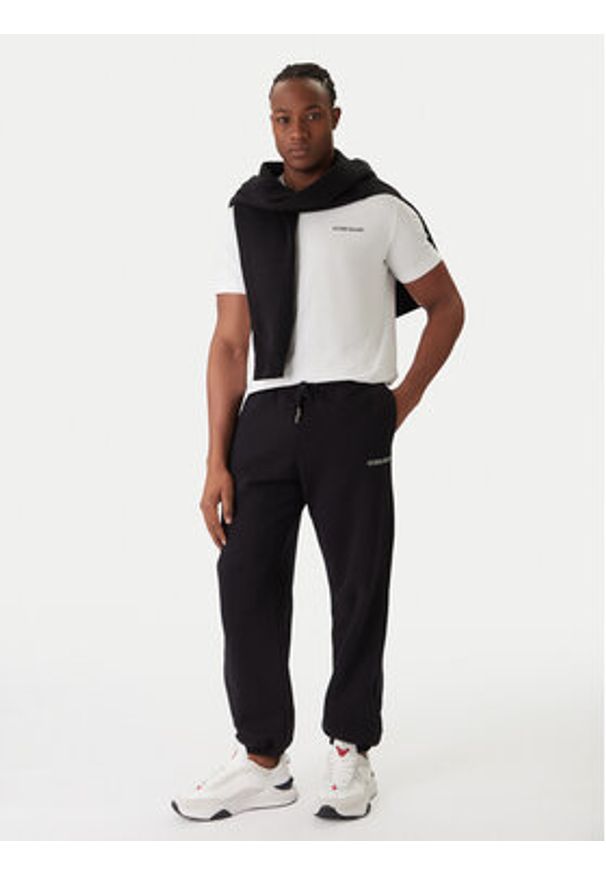 Guess Jeans Spodnie dresowe M6RB70 KCPR1 Czarny Regular Fit. Kolor: czarny. Materiał: bawełna