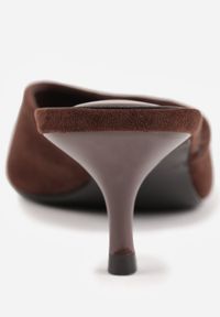 Born2be - Brązowe Minimalistyczne Klapki z Imitacji Zamszu na Kaczuszce Zellenis. Okazja: na co dzień, na wesele, na ślub cywilny. Kolor: brązowy. Materiał: zamsz. Sezon: lato. Obcas: na szpilce. Styl: elegancki, casual. Wysokość obcasa: niski #3