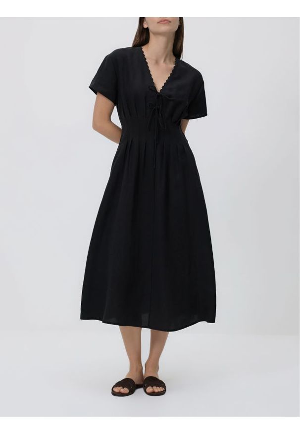 Reserved - Sukienka midi z lyocellem - czarny. Kolor: czarny. Materiał: wiskoza, tkanina. Typ sukienki: proste. Długość: midi