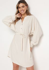 Born2be - Beżowa Sukienka z Wiązaniem w Talii z Koszulową Górą Leandia. Okazja: na co dzień. Kolor: beżowy. Materiał: skóra. Typ sukienki: koszulowe. Styl: casual, elegancki #2