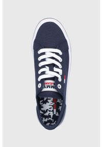 Tommy Jeans Tenisówki damskie kolor granatowy. Nosek buta: okrągły. Zapięcie: sznurówki. Kolor: niebieski. Materiał: guma. Obcas: na platformie #4