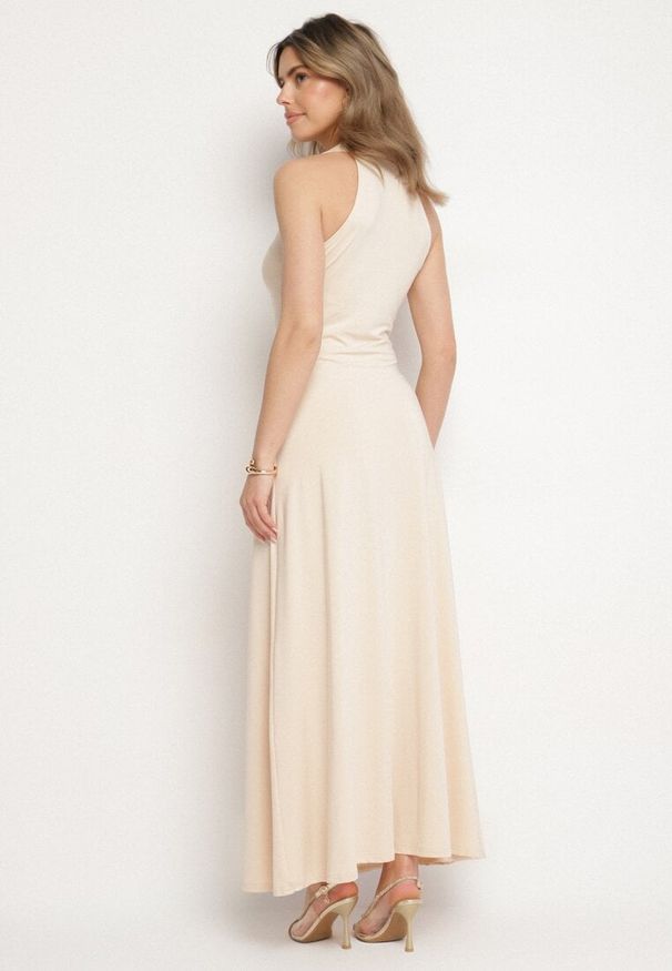 Born2be - Jasnobeżowa Rozkloszowana Sukienka Bez Rękawów z Wiskozą Zdobiona Marszczeniem Folenissa. Okazja: na imprezę. Typ kołnierza: kokarda, dekolt w kształcie V. Kolor: beżowy. Materiał: wiskoza. Długość rękawa: bez rękawów. Wzór: aplikacja. Typ sukienki: rozkloszowane