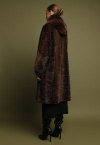 Born2be - Brązowy Elegancki Płaszcz Futerko z Kapturem i Ozdobnymi Guzikami Esilea. Okazja: na co dzień. Typ kołnierza: kaptur. Kolor: brązowy. Materiał: futro. Długość: długie. Wzór: aplikacja. Styl: elegancki #4