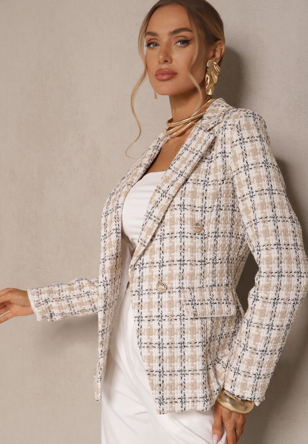 Renee - Beżowa Casualowa Tweedowa Marynarka z Wszytymi Poduszkami na Ramionach Jaanes. Okazja: na co dzień. Kolor: beżowy. Materiał: bawełna, jeans. Wzór: aplikacja. Styl: casual