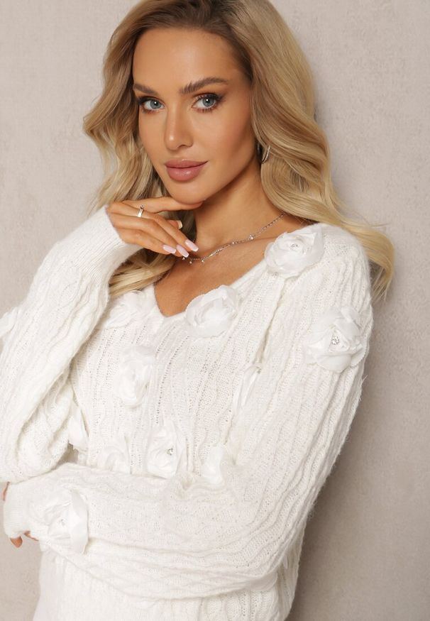 Renee - Biały Sweter z Aplikacjami w Kształcie Kwiatów z Cyrkoniami z Wełną Oraile. Kolor: biały. Materiał: wełna. Wzór: aplikacja, kwiaty
