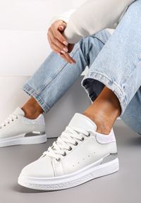 Renee - Białe Sneakersy z Ekoskóry Ozdobione Brokatem i Metalicznym Detalem Isalieua. Kolor: biały. Wzór: aplikacja #1