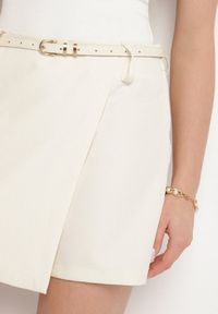 Born2be - Beżowe Eleganckie Spódnico-Szorty z Paskiem z Klamerką Foliretia. Okazja: na co dzień. Kolor: beżowy. Styl: elegancki #6