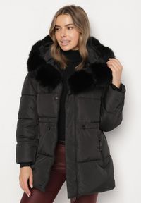 Born2be - Czarna Kurtka z Pikowanymi Przeszyciami i Kapturem z Futerkiem Galiadia. Okazja: na spacer, na co dzień. Kolor: czarny. Materiał: futro. Styl: casual, klasyczny, sportowy #6