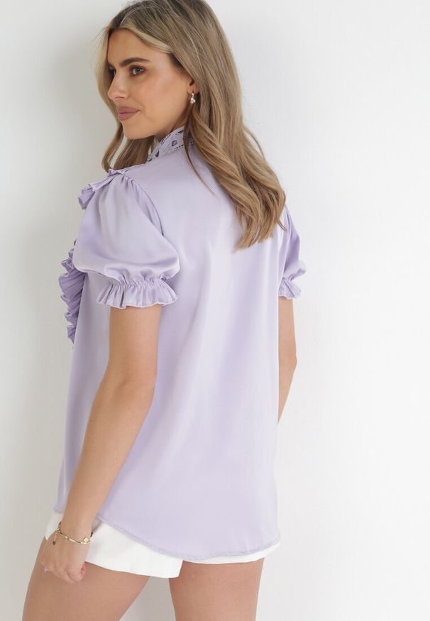 Born2be - Fioletowa Koronkowa Koszula z Plisowanymi Falbankami i Ozdobnym Kołnierzem Marwa. Okazja: na randkę, do pracy. Typ kołnierza: kołnierz z falbankami. Kolor: fioletowy. Materiał: koronka. Długość rękawa: krótki rękaw. Długość: krótkie