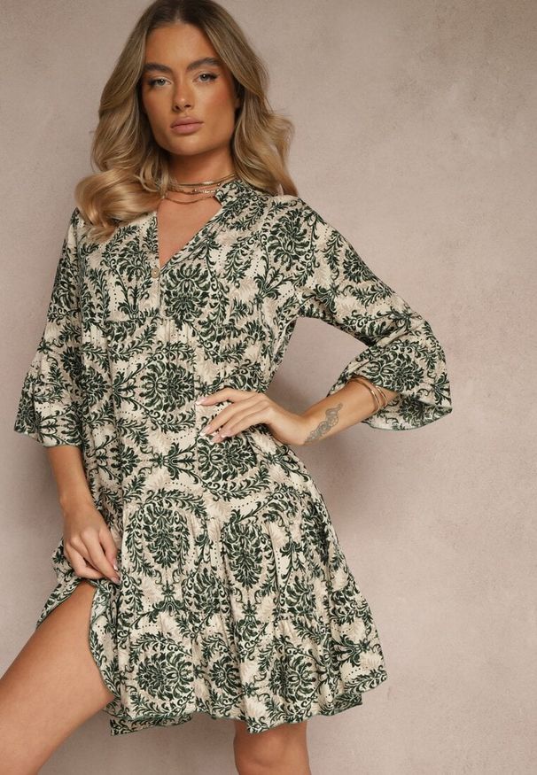 Renee - Ciemnozielona Bawełniana Sukienka o Rozkloszowanym Kroju w Ornamentalny Print Laniwea. Okazja: na co dzień. Kolor: zielony. Materiał: bawełna. Wzór: nadruk. Styl: casual