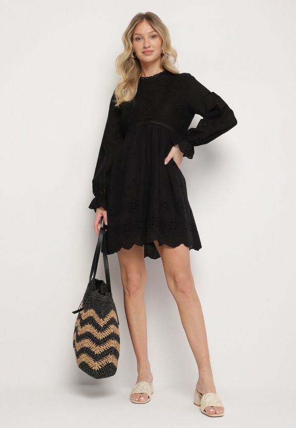 Born2be - Czarna Sukienka Boho o Rozkloszowanym Kroju z Haftowanymi Zdobieniami Ifflina. Okazja: na co dzień. Typ kołnierza: kołnierzyk stójkowy. Kolor: czarny. Materiał: poliester, materiał. Długość rękawa: długi rękaw. Wzór: aplikacja, haft. Styl: boho