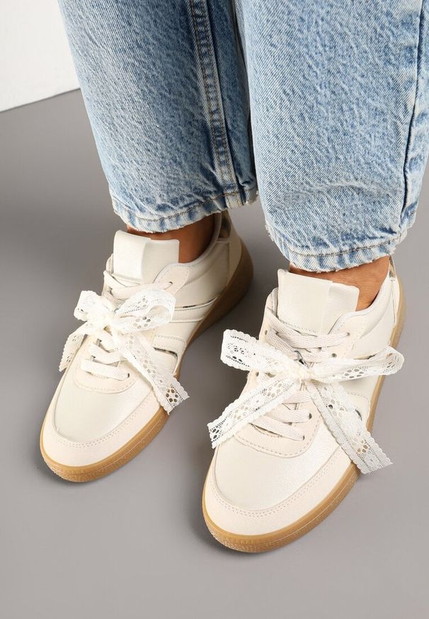 Born2be - Beżowe Sneakersy w Stylu Klasycznych Tenisówek z Odpinaną Kokardką Korimarela. Okazja: na co dzień. Kolor: beżowy. Materiał: jeans