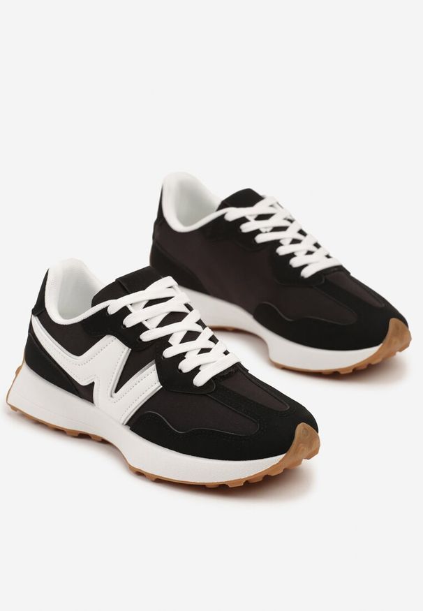 Born2be - Czarno-Białe Sneakersy Ozdobione Geometryczną Aplikacją Jenilitia. Nosek buta: okrągły. Zapięcie: sznurówki. Kolor: czarny. Materiał: materiał. Wzór: aplikacja, geometria. Obcas: na obcasie. Wysokość obcasa: niski