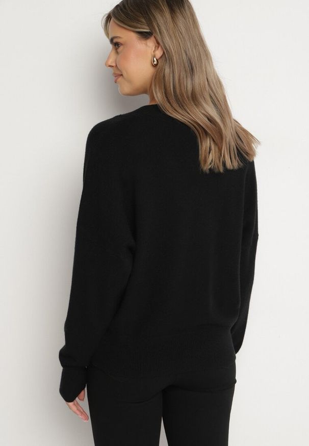 Born2be - Czarny Sweter z Dekoltem w V z Domieszką Kaszmiru Mariara. Okazja: na spacer. Typ kołnierza: dekolt w kształcie V. Kolor: czarny. Materiał: kaszmir. Wzór: bez wzorów