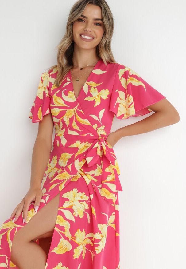 Born2be - Fuksjowa Sukienka Diokharei. Kolor: różowy. Materiał: wiskoza. Długość rękawa: krótki rękaw. Wzór: kwiaty. Typ sukienki: kopertowe. Długość: maxi