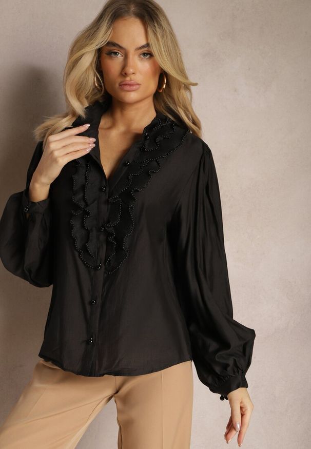 Renee - Czarna Koszula w Stylu Vintage Ozdobiona Falbankami z Perełkami z Przodu Calipso. Typ kołnierza: kołnierz z falbankami. Kolor: czarny. Wzór: aplikacja. Styl: vintage