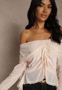 Renee - Jasnobeżowa Bluzka Off Shoulder z Falbankami z Siateczki z Bawełny i Wiskozy Fenisella. Typ kołnierza: kołnierz z falbankami. Kolor: beżowy. Materiał: bawełna, wiskoza. Styl: glamour, elegancki #4