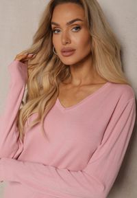 Renee - Różowy Minimalistyczny Sweter z Dekoltem w Kształcie Litery V Sinnovae. Okazja: na co dzień. Typ kołnierza: dekolt w kształcie V. Kolor: różowy. Materiał: jeans. Styl: casual, elegancki