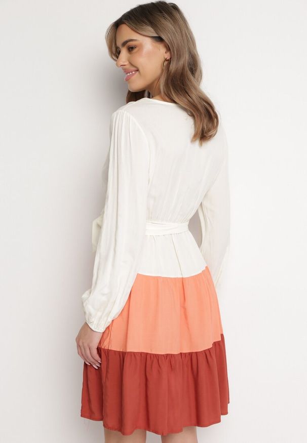 Born2be - Biało-Bordowa Sukienka Mini Z Gumką w Paskiem w Talii Tixia. Kolor: biały. Długość: mini