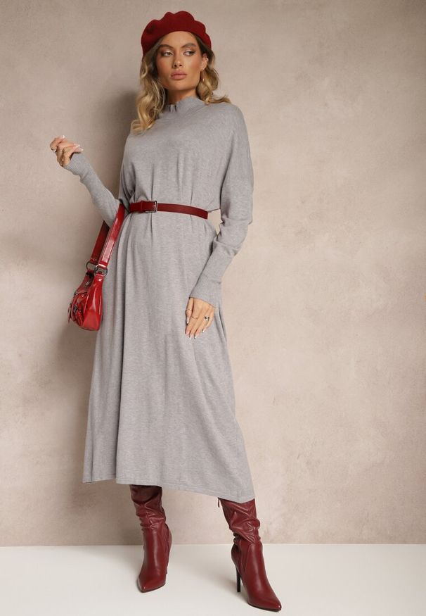 Renee - Jasnoszara Pudełkowa Sukienka Sweterkowa z Wiskozą i Golfem Rinnine. Okazja: na co dzień. Typ kołnierza: golf. Kolor: szary. Materiał: wiskoza. Styl: elegancki, casual
