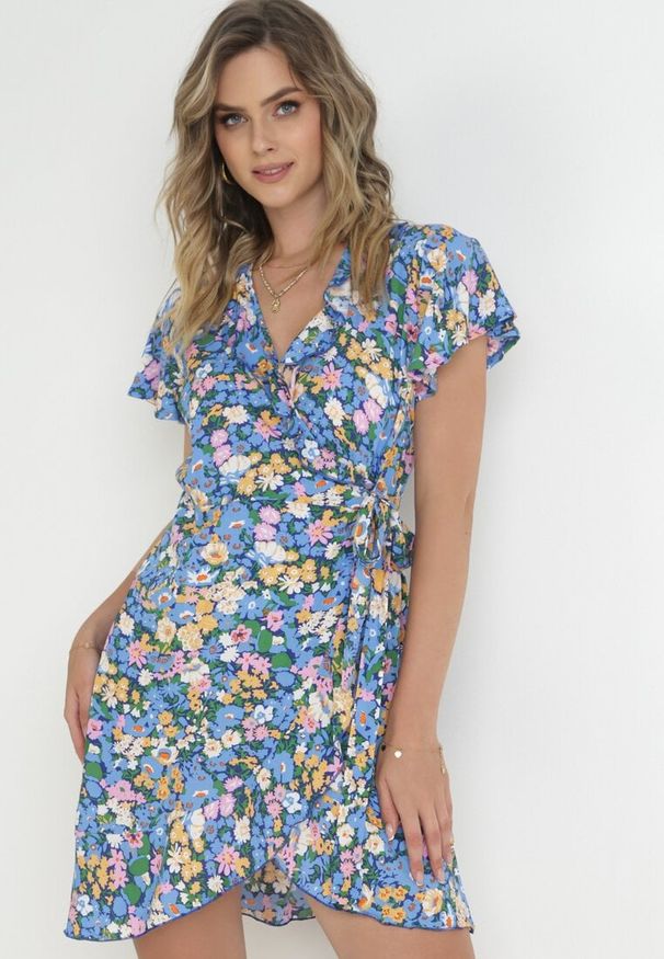 Born2be - Niebiesko-Granatowa Kopertowa Sukienka Mini z Wiązaniem w Pasie z Wiskozy Huette. Kolor: niebieski. Materiał: wiskoza. Wzór: aplikacja. Sezon: wiosna, lato. Typ sukienki: kopertowe. Długość: mini