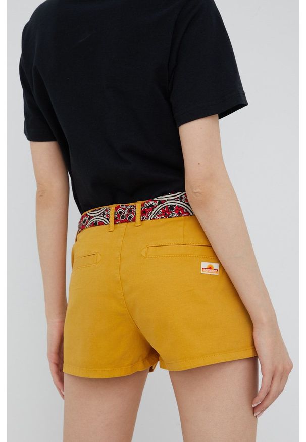 Superdry szorty damskie kolor żółty gładkie medium waist. Okazja: na co dzień. Kolor: żółty. Materiał: bawełna. Wzór: gładki. Styl: casual