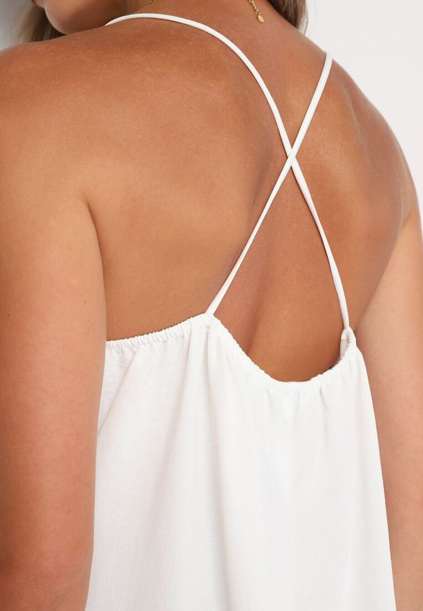 Born2be - Biała Taliowana Sukienka na Ramiączkach Rivaniell. Okazja: na co dzień, na imprezę. Kolor: biały. Materiał: jeans. Długość rękawa: na ramiączkach. Typ sukienki: oversize. Styl: casual, elegancki