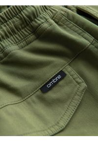 Ombre Clothing - Męskie dzianinowe joggery z kieszeniami cargo – oliwkowe V3 - Rozmiar: XL. Okazja: na co dzień. Kolor: oliwkowy. Materiał: dzianina. Wzór: aplikacja. Styl: casual #4