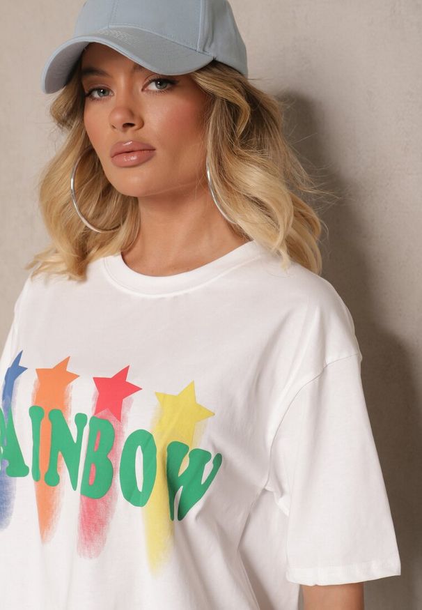 Renee - Biały T-shirt o Kroju Oversize z Nadrukowanym Napisem Ilorella. Okazja: na co dzień. Kolor: biały. Materiał: jeans. Wzór: napisy. Styl: elegancki, casual