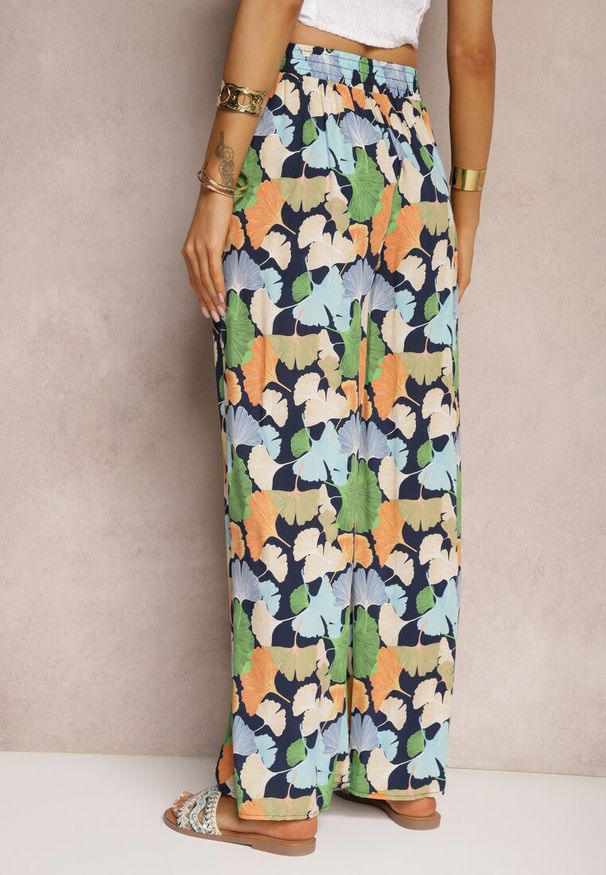 Renee - Granatowo-Niebieskie Szerokie Spodnie z Wiskozy High Waist w Kwiaty Wykończone Gumką w Talii Dennea. Stan: podwyższony. Kolor: niebieski. Materiał: wiskoza. Wzór: kwiaty. Sezon: lato